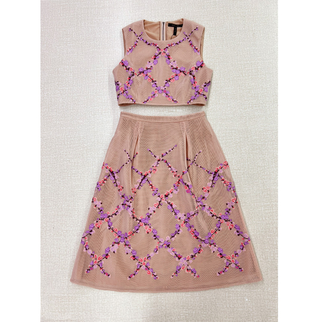 8G45 Women Neoprene mesh floral embroidery sleeveless cropped top and A-line pleated skirt set